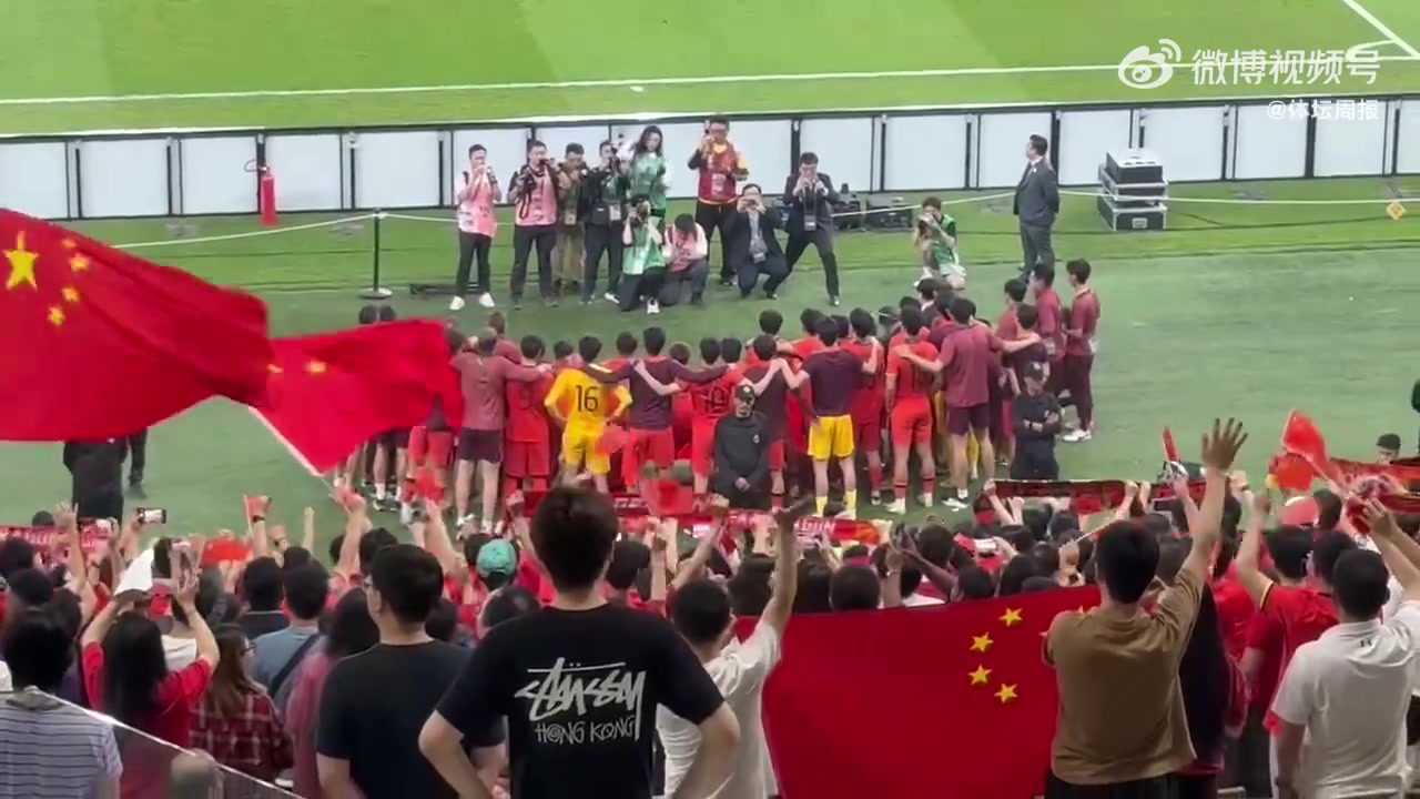 kaiyun开云官网-最佳第十二人！决赛后U23国足队员与现场球迷合影留念