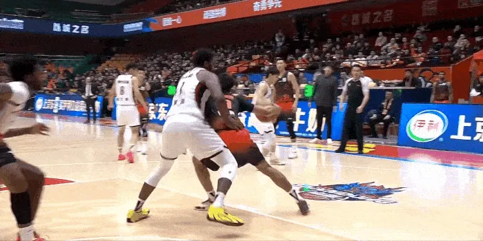 kaiyun开云体育官网-琼斯背打至篮下强起上篮，被约翰逊单手按下