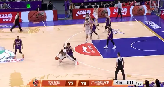 邹雨宸连续两回合被吹罚犯规，领到个人第5犯被罚出场